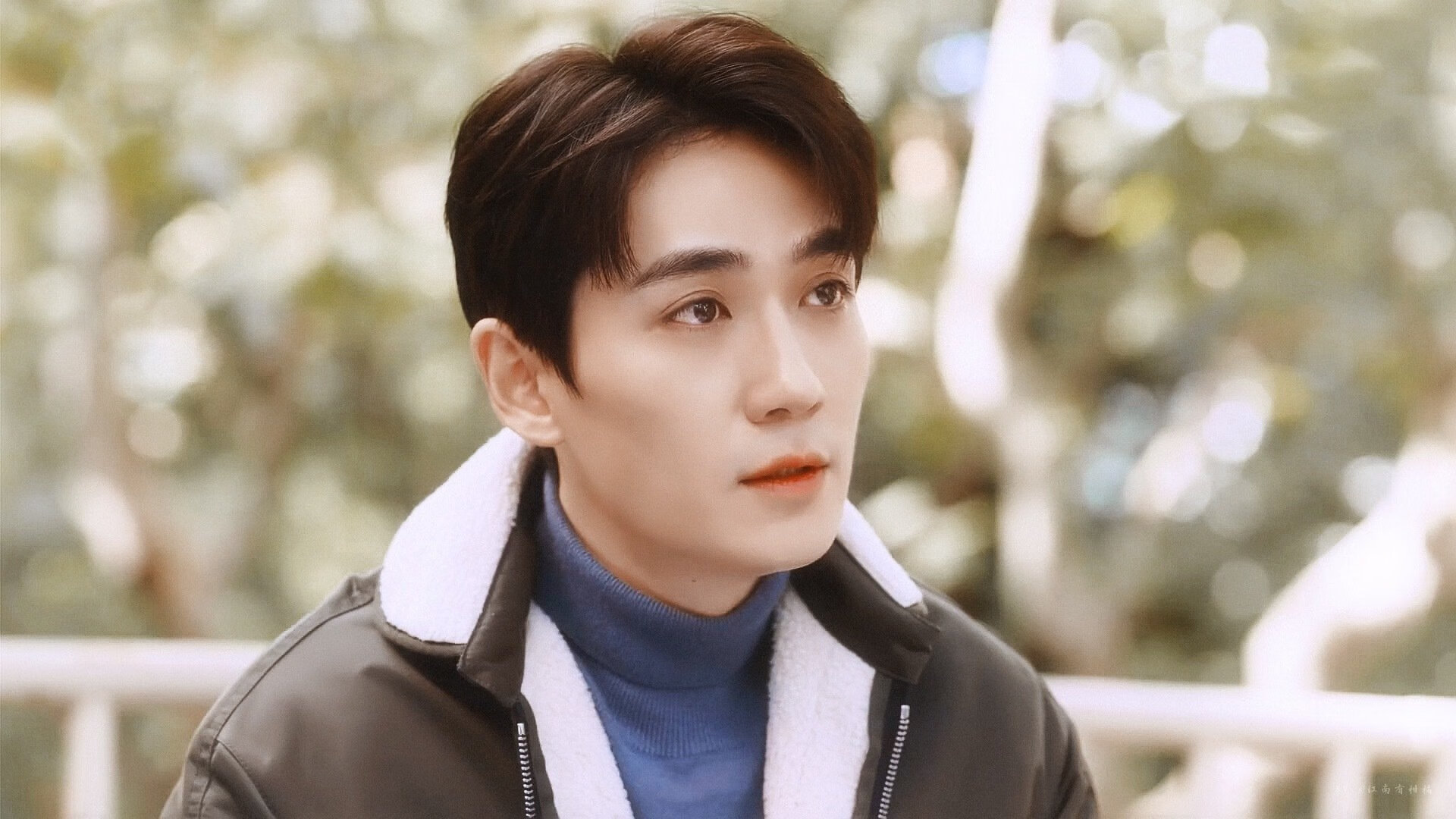 德甲争冠战之夜，卢卡库攻防两端统治赛场