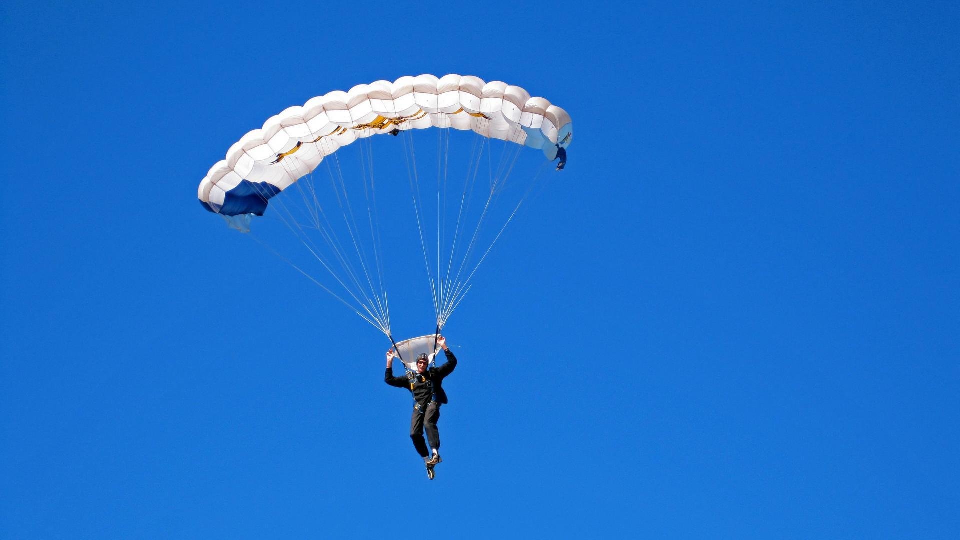 跨界的统治力，当班凯罗在F1揭幕战的轰鸣声中接管比赛