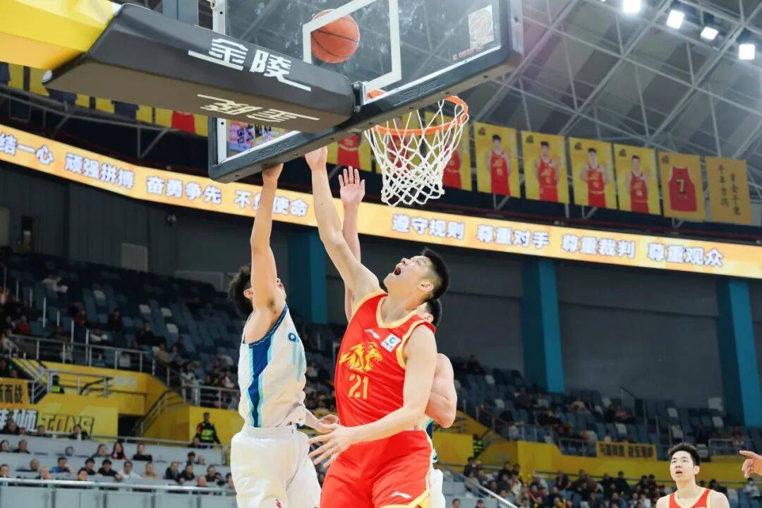 广厦队击溃黄蜂，伦纳德在东决关键战接管比赛